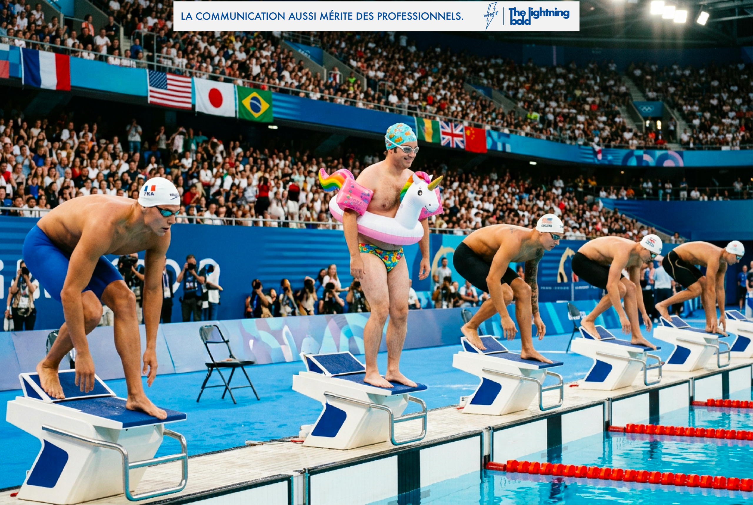 Départ d’une course de natation dans une piscine olympique avec des nageurs professionnels et un participant équipé de brassards gonflables.